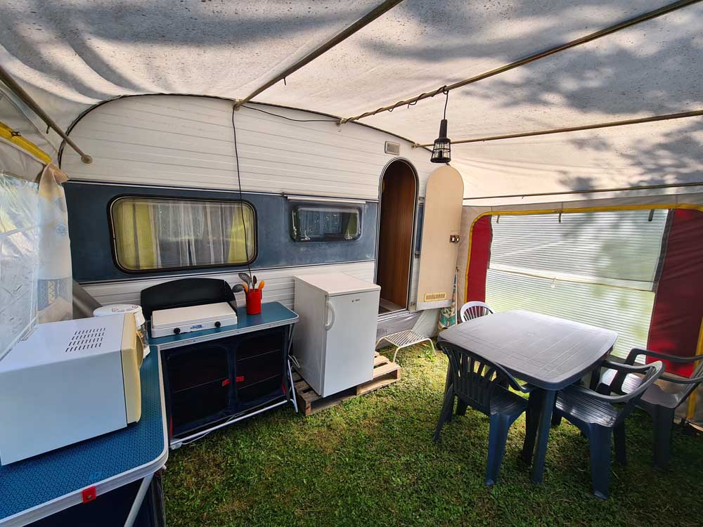 caravane ADRIA sous l'auvent – Le camping du Parc Lann